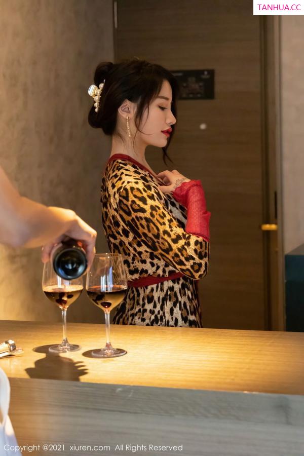 美七Mia  美七Mia的剧情主题 送瓶红酒到房间第20张图片